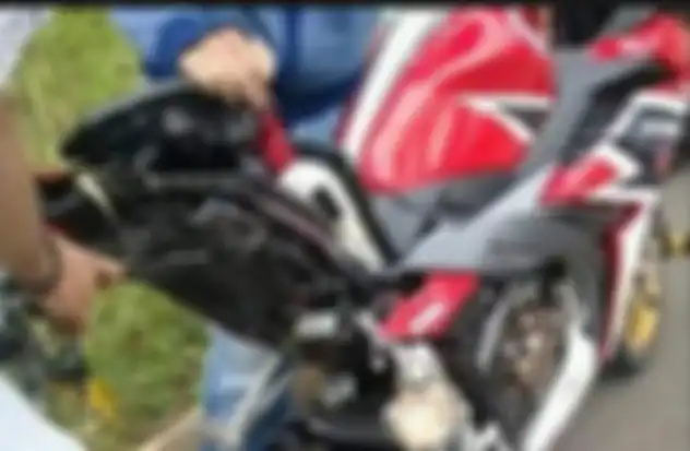 Honda CBR hancur ditabrak mobil dari belakang.