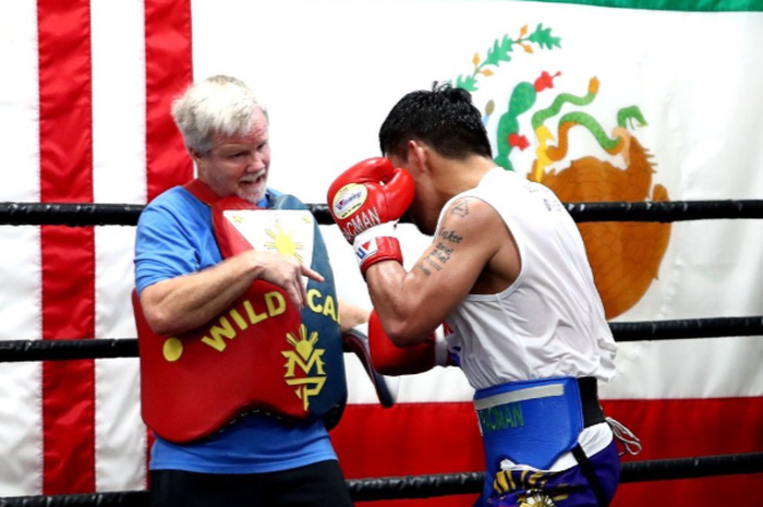 Freddie Roach (kiri) bersama dengan Manny Pacquiao (kanan)