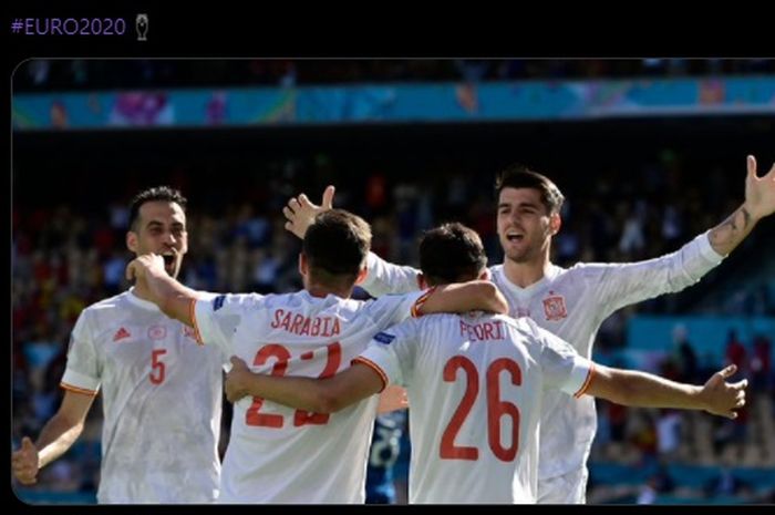 Para pemain timnas Spanyol merayakan gol ketiga La Furia Roja ke gawang Slovakia yang dicetak oleh Pablo Sarabia.