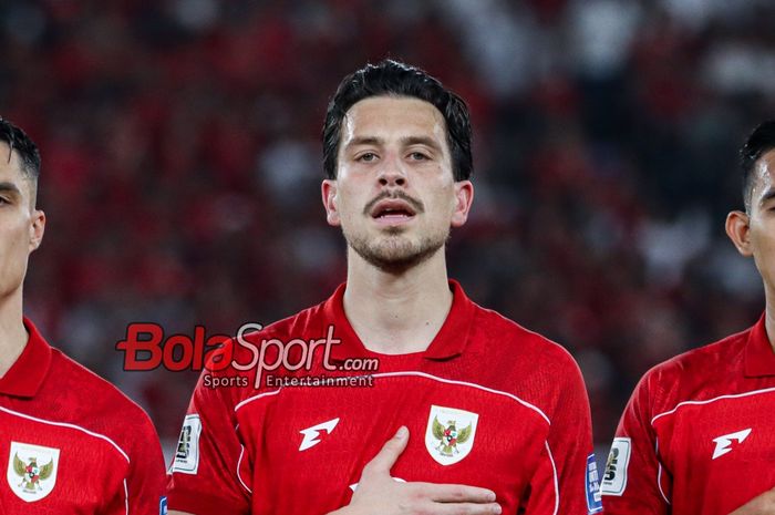 Pemain Timnas Indonesia, Thom Haye, saat menyanyikan lagu Indonesia Raya jelang berlaga di Stadion Utama Gelora Bung Karno, Senayan, Jakarta, Selasa (25/3/2025).