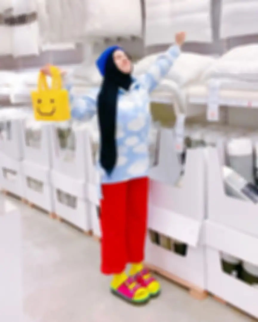 Penampilan unik dengan fashion item colorful ala Sajidah Halilintar