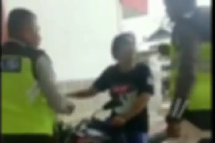 Perempuan ngamuk dan tantang polisi karena tolak ditilang.