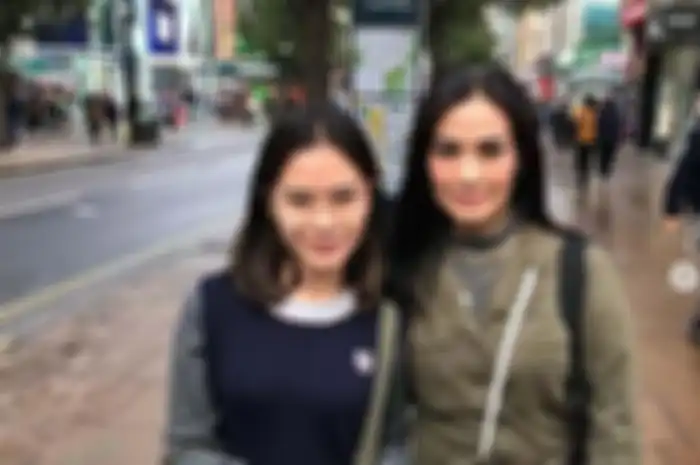 Iis Dahlia dan sang putri, Salshadilla Juwita saat berada di London 
