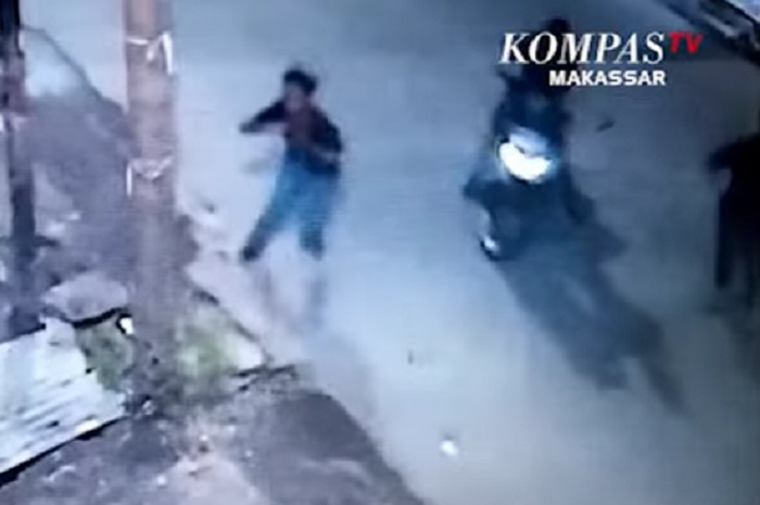 Ilustrasi komplotan geng motor kocar-kacir kabur melarikan diri.
