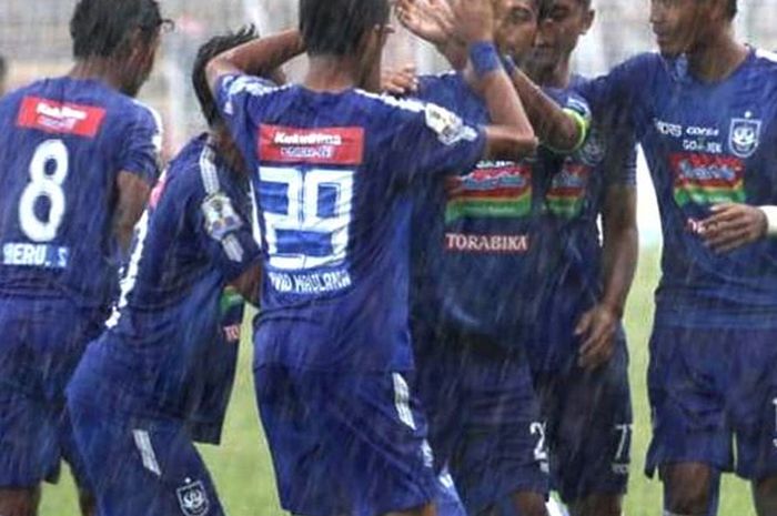 Para pemain PSIS Semarang merayakan gol saat pertandingan melawan Persibat Batang pada leg kedua 32 besar Piala Indonesia 2018 di Stadion Moch Soebroto, Magelang, Jumat (8/2/2019).