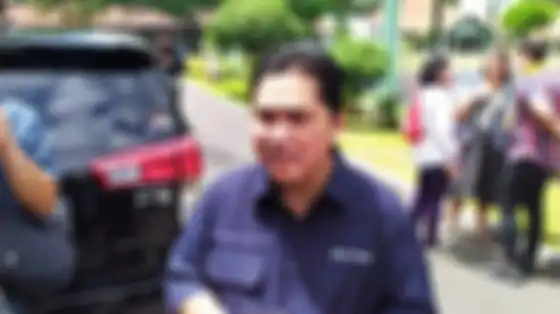 Menteri BUMN, Erick Thohir yang juga panitia inti pernikahan Kaesang-Erina saat memberikan keterangan kepada wartawan usai gladi di Pura Mangkunegaran, Minggu (27/11/2022). 