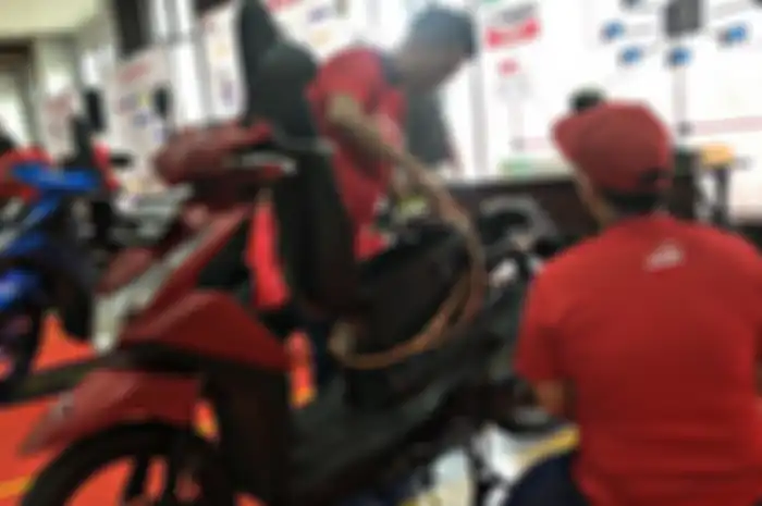 Ilustrasi subsidi motor listrik belum terealisasi di bengkel konversi.