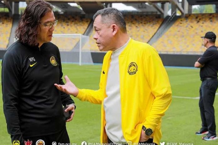 Kim Pan-gon sedang berbicara dengan Presiden Asosiasi Sepak Bola Malaysia (FAM) Datuk Hamidin Mohd Amin.