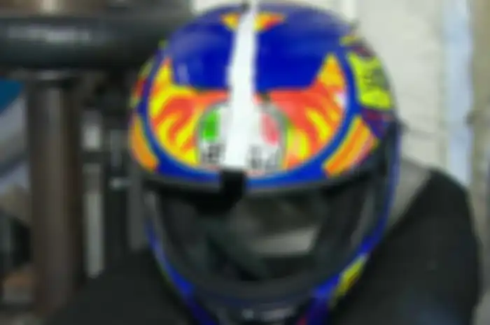 Helm AGV palsu pecah setelah dites.