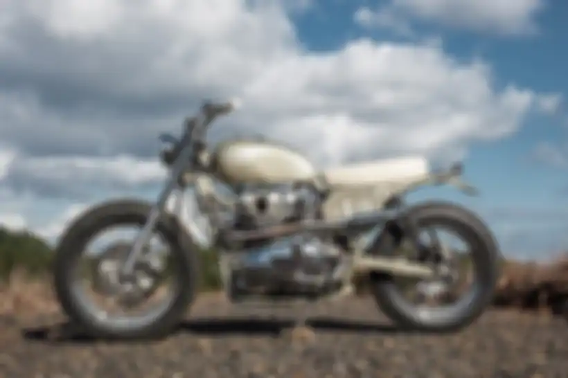 Triumph Bonneville T100 “Rubber Soul”, desert sled garapan Red Clouds Collective