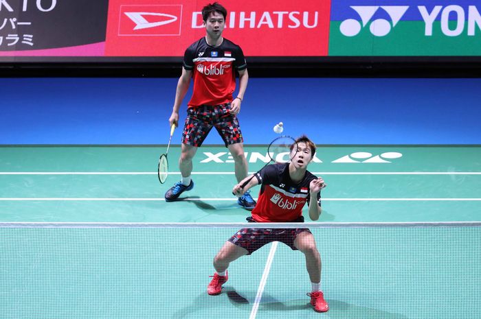 Marcus Fernaldi Gideon (depan)/Kevin Sanjaya Sukamuljo saat melakoni babak perempat final Japan Open 2019, di Musashino Forest Plaza, Tokyo, Jumat (26/7/2019).