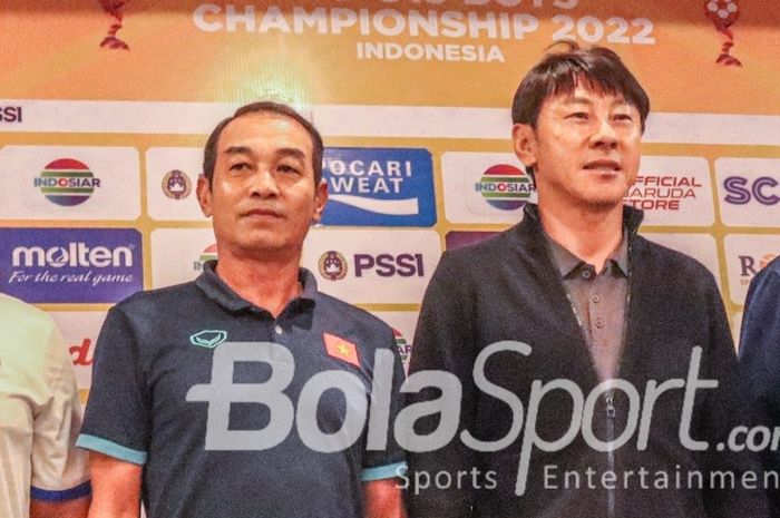 (Dari kiri ke kanan) Sejumlah pelatih timnas yakni Soe Myat Min dari Myanmar, Faizalani Abdul  Ghani dari Brunei Darussalam, Dinh The Namh dari Vietnam, Shin Tae-yong dari Indonesia, Salvador Valero Garcia dari Thailand, dan Pedimonte Christoper Edim dari Filipina sedang jumpa pers pada 1 Juli 2022.