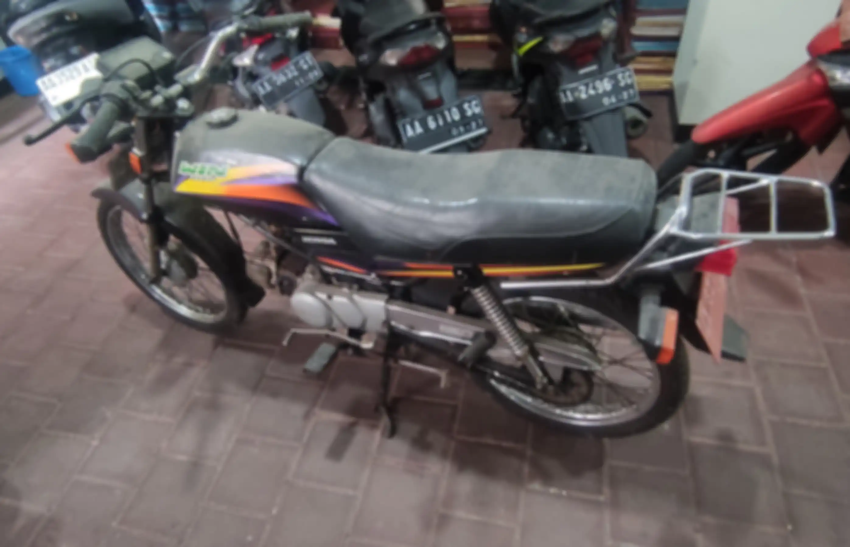 Sisi kiri motor murah Honda Win tahun 2003.
