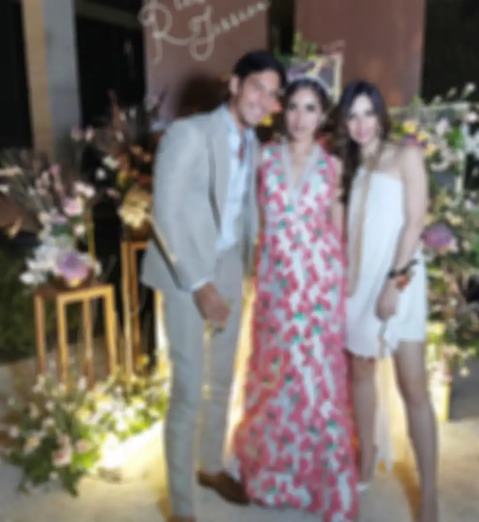Nia Ramadhani terlihat anggun dengan busana mini dress yang seksi saat hadiri acara tunangan Jessica Iskandar - Richard Kyle