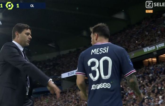 Pelatih Paris Saint-Germain, Mauricio Pochettino, berbicara dengan Lionel Messi dalam laga Liga Prancis kontra Olympique Lyon di Stadion Parc des Princes, Minggu (19/9/2021).