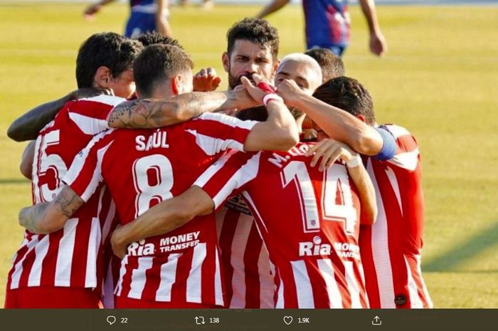 Para pemain Atletico Madrid merayakan gol mereka.