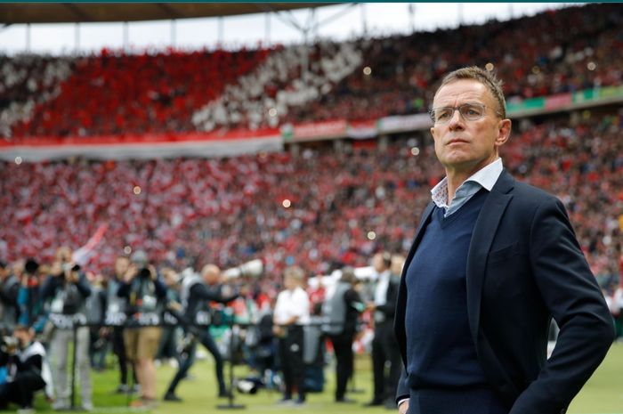 Mantan pelatih RB Leipzig, Ralf Rangnick dilaporkan tertarik menggantikan posisi Ole Gunnar Solskjaer di Manchester United.