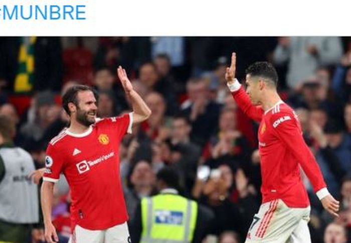 Gelandang Manchester United, Juan Mata, melakukan selebrasi bareng Cristiano Ronaldo dalam laga Liga Inggris kontra Brentford di Stadion Old Trafford, Senin (2/5/2022).