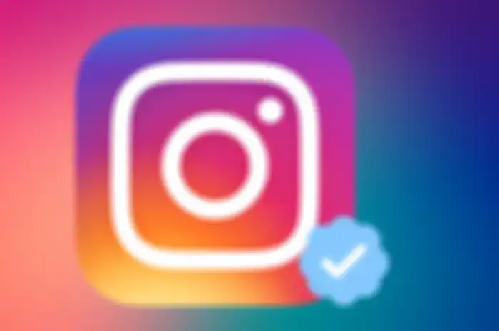Ilustrasi centang biru Instagram.