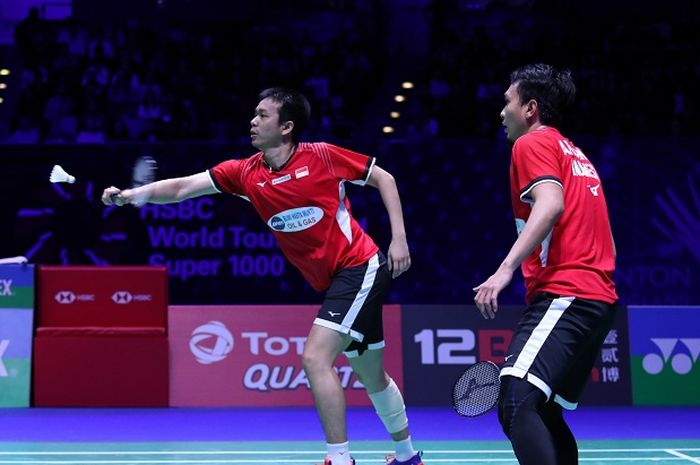 Pasangan ganda putra Indonesia, Mohammad Ahsan/Hendra Setiawan, mengembalikan kok ke arah Takeshi Kamura/Keigo Sonoda (Jepang) pada babak semifinal All England Open 2019 di Arena Birmingham, Inggris, Sabtu (9/3/2019).