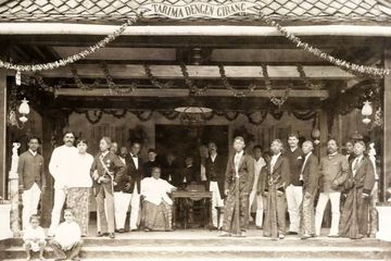 Jejaring Dezentje di Vorstenlanden membuktikan nasib mujur orang-orang Indo dalam catatan sejarah kolonial di Hindia Belanda.
