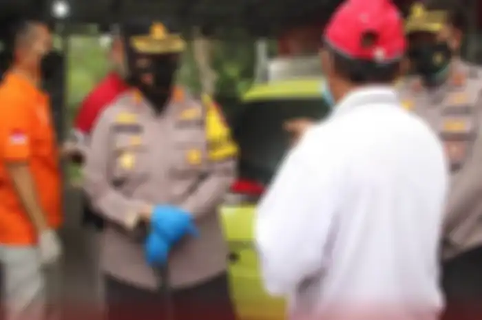 Suami korban (bertopi merah) grogi dicecar pertanyaan kunci soal pembunuhan di Subang, Jawa Barat.