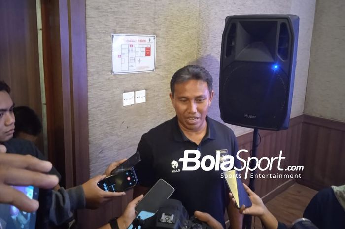 Pelatih timnas U-16 Indonesia, Bima Sakti saat konferensi pers jelang laga lawan Filipina di Hotel The Rich Jogja, Sabtu (30/7/2022).