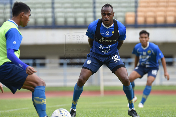 Victor Igbonefo ketika menjalani sesi latihan di lapangan Stadion Gelora Bandung Lautan Api, Rabu (22/1/2020).