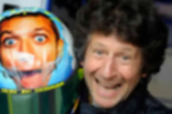 Graziano Rossi memegang helm AGV milik Valentino Rossi