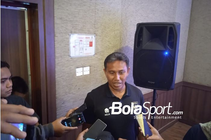 Pelatih timnas U-16 Indonesia, Bima Sakti saat konferensi pers jelang laga lawan Filipina di Hotel The Rich Jogja, Sabtu (30/7/2022).