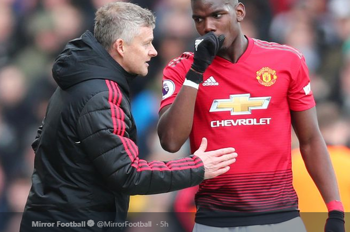 Pelatih Manchester United, Ole Gunnar Solskjaer (kiri), berbicara dengan gelandang Paul Pogba.