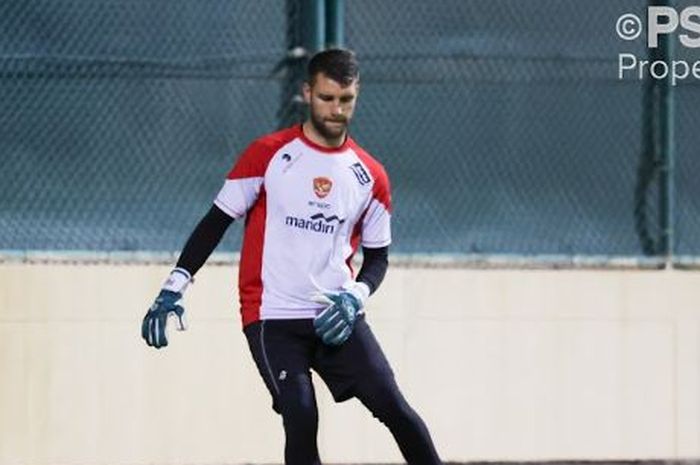 Maarten Paes jalani latihan bersama skuad timnas Indonesia pada Rabu (8/10/2024) di Stadion Kementerian Pemuda dan Olahraga Bahrain.