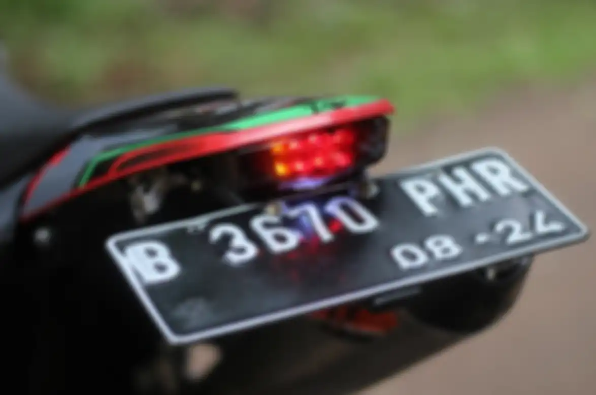 Stoplamp LED aftermarket Kawasaki KLX 230 bersanding dengang undertail