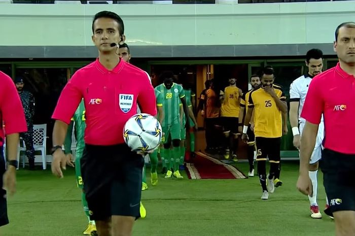 Wasit Thoriq Alkatiri saat memimpin laga Piala AFC 2019 antara Al Qadsia SC melawan Malkiya Club, di Stadion Internasional Jaber Al-Ahmad, Kuwait, Senin (1/4/2019) malam.