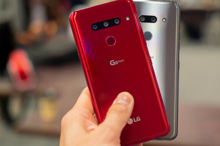 LG G8S ThinQ (merah) dan LG G8 (silver)