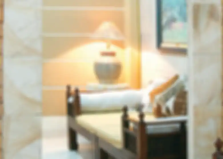 Lampu meja juga bisa diletakkan di sebelah sofa, untuk keperluan membaca. Dengan meletakkan cermin di dekatnya, sinarnya menjadi dua kali lipat lebih terang. Terlihat cahaya lampu memperjelas motif pada kap lampu.
