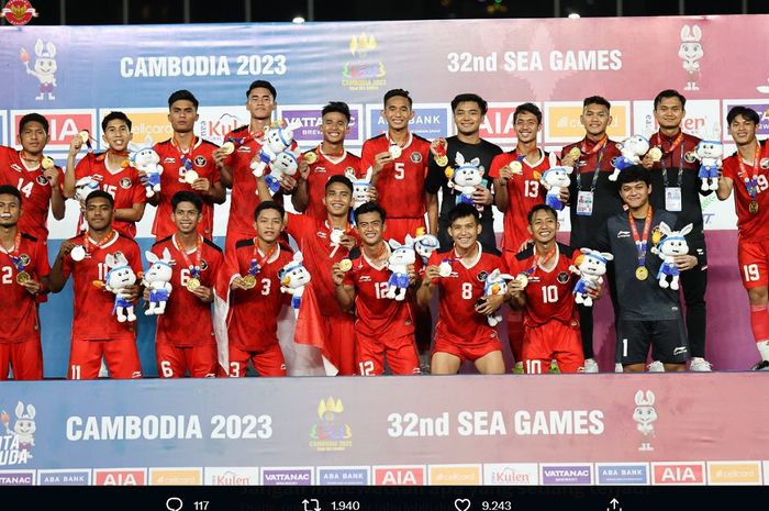 Para pemain Timnas U-22 Indonesia merayakan medali emas sepak bola SEA Games 2023 yang diraih seusai membungkam Thailand 5-2 lewat perpanjangan waktu final di Kamboja.