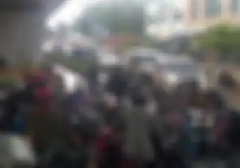 Dijamin Nangis Jika Hujan Pemotor Nekat Berteduh di Bawah Flyover