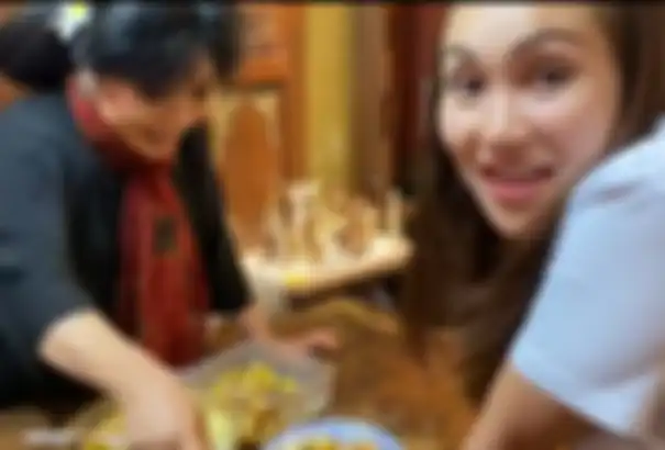 Ayu Ting Ting makan rujak bersama Anne Avantie saat tengah lakukan fitting baju