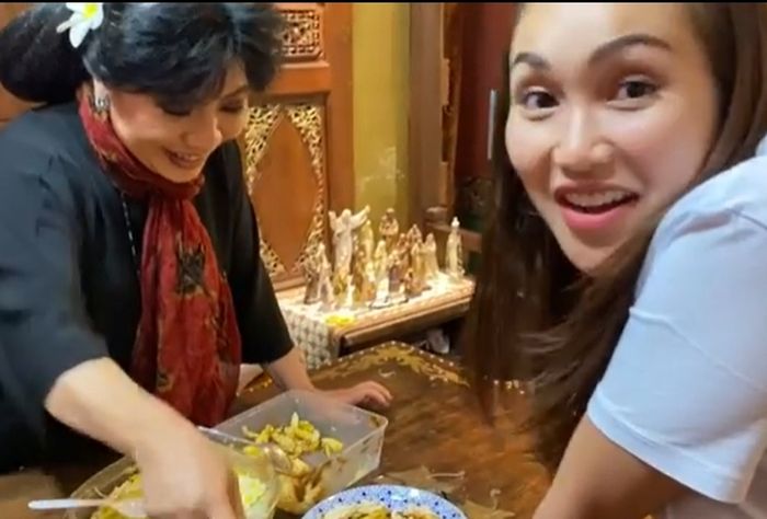 Ayu Ting Ting makan rujak bersama Anne Avantie saat tengah lakukan fitting baju