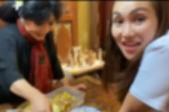 Ayu Ting Ting makan rujak bersama Anne Avantie saat tengah lakukan fitting baju