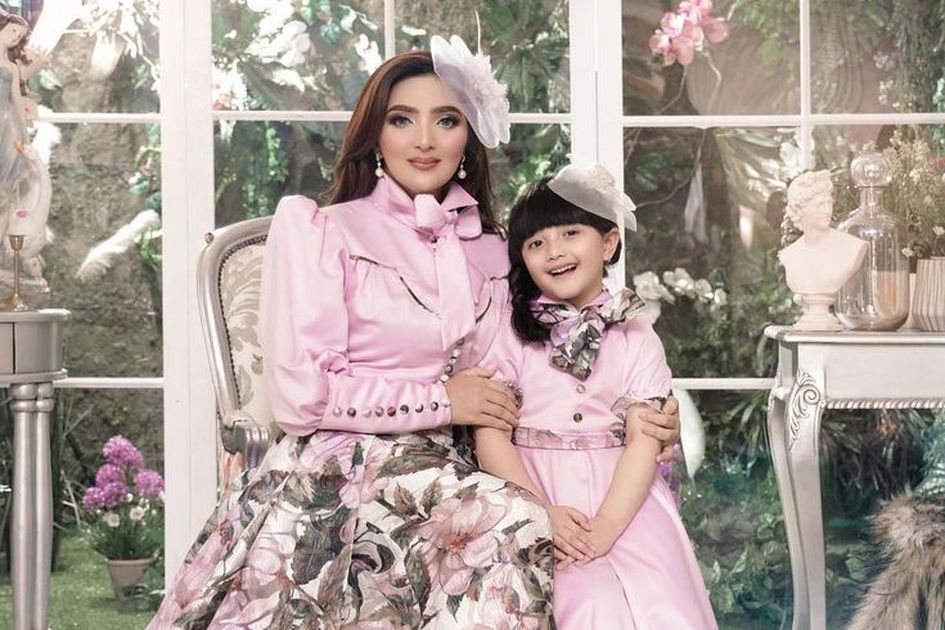 Selalu Kompak Setiap Manggung Bersama, Tengok Penampilan Ashanty dan Arsy Hermansyah Saat Kenakan Baju Kembar!