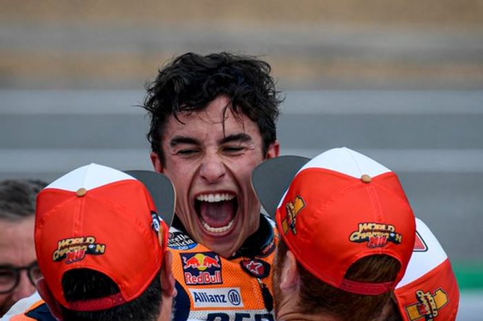 Pembalap Repsol Honda, Marc Marquez bereaksi setelah memastkan gelar juara dunia MotoGP 2019 di Sirkuit Chang Buriram, Thailand, Minggu (6/10/2019).