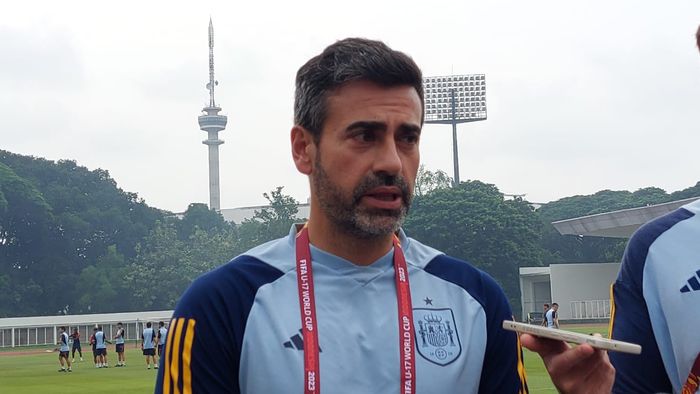 Pelatih timnas U-17 Spanyol Jose Maria Lana saat memberi keterangan kepada awak media disela-sela latihan di Stadion Madya, Senayan, Jakarta, Kamis (23/11/2023).