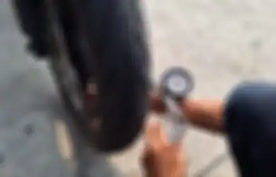Kurangi Tekanan Ban Agar Tak Licin Saat Hujan, Justru Bahaya