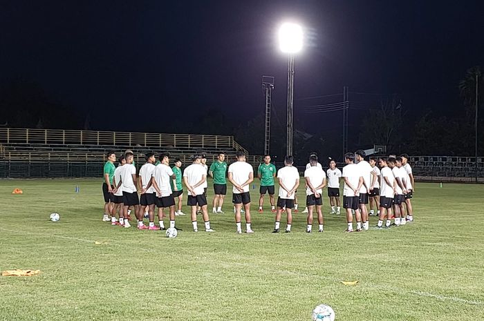 Ofisial Training Timnas U-23 Indonesia di Nonglalok Stadium, Kamis (17/8/2023).