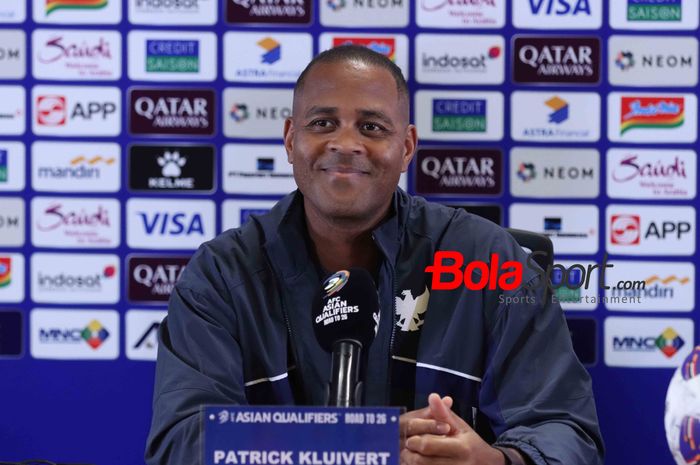 Pelatih timnas Indonesia Patrick Kluivert saat konferensi pers sebelum laga Kualifikasi Piala Dunia 2026 Zona Asia melawan timnas China yang akan digelar di Stadion Utama Gelora Bung Karno, Senayan, Jakarta, Kamis (5/6/2025).