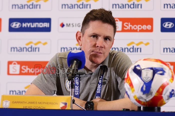 Pelatih Timnas U-23 Filipina, Garrath James McPherson, sedang memberikan keterangan kepada awak media di Media Center Stadion Utama Gelora Bung Karno, Senayan, Jakarta, Jumat (25/7/2025).