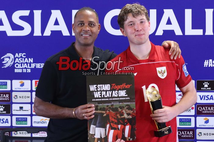 Pelatih Timnas Indonesia, Patrick Kluivert (kiri), sedang foto bersama dengan pemainnya bernama Ole Romeny (kanan) saat sesi jumpa pers di Stadion Utama Gelora Bung Karno, Senayan, Jakarta, Kamis (5/6/2025).