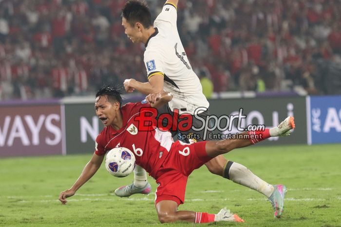 Beckham Putra Nugraha (kiri) sedang bertanding  dalam laga babak penyisihan Grup C Kualifikasi Piala Dunia 2026 zona Asia antara Timnas Indonesia versus Timnas China di Stadion Utama Gelora Bung Karno, Senayan, Jakarta, Kamis (5/6/2025).